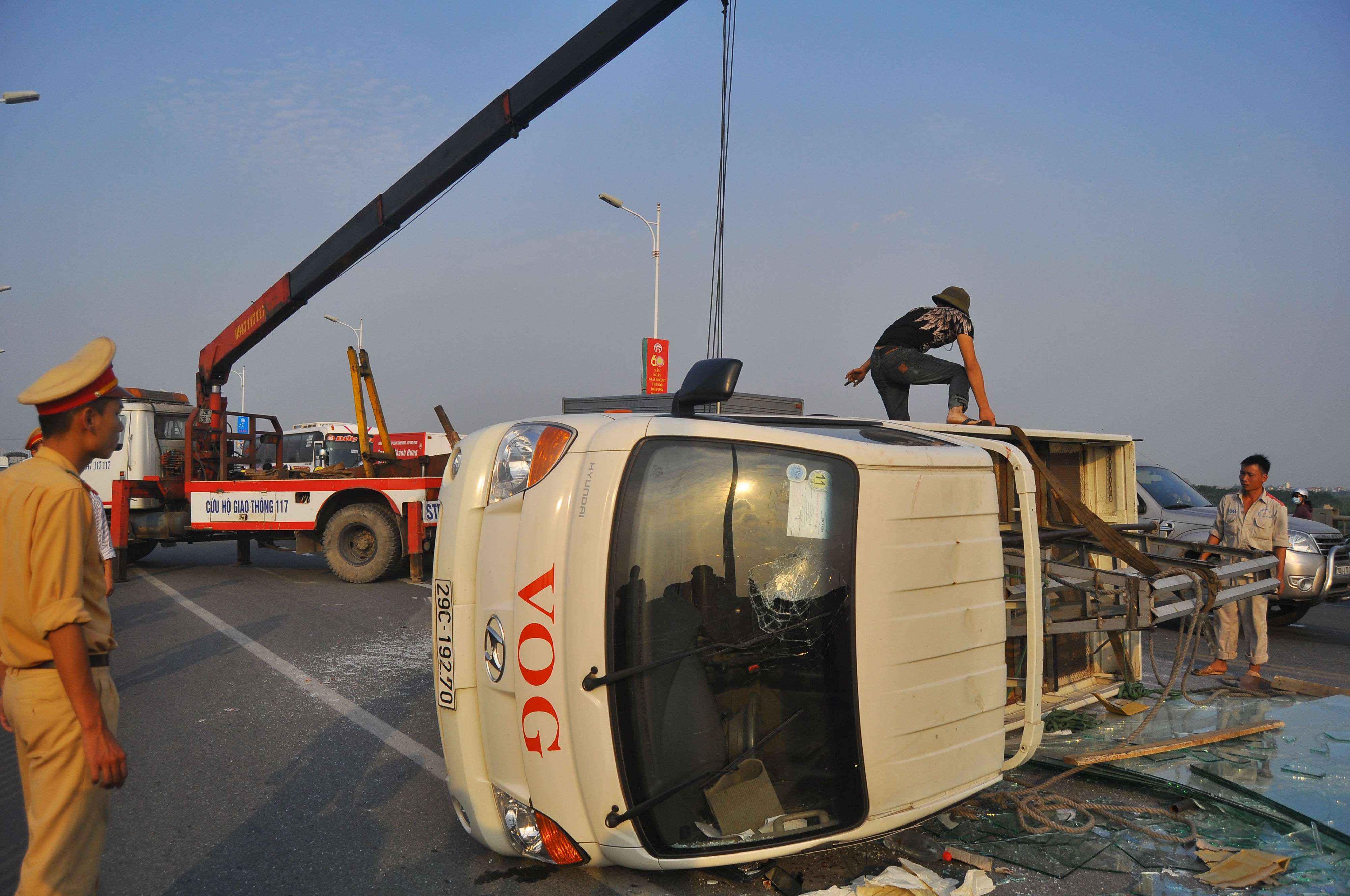 Lat xe tai cho kinh, cau Vinh Tuy un tac hang gio hinh anh