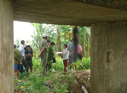 Thi the thanh nien treo co duoi gam cau Long Bien hinh anh