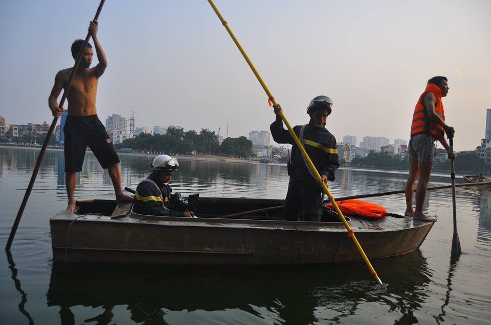 Nguoi dan vay kin ho xem cuu nguoi duoi nuoc hinh anh