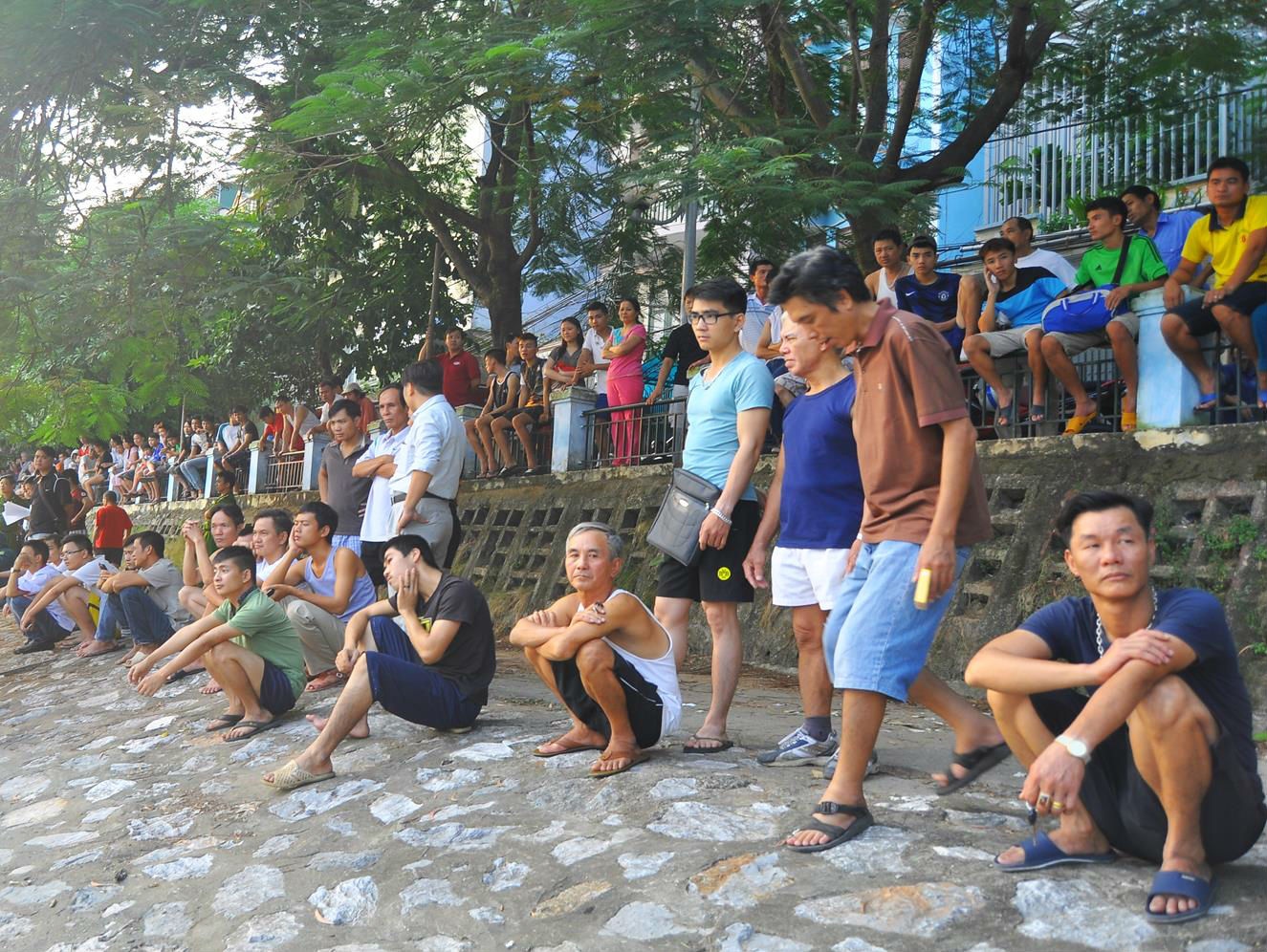 Hàng trăm người dân tập trung ở một góc hồ theo dõi vụ việc.