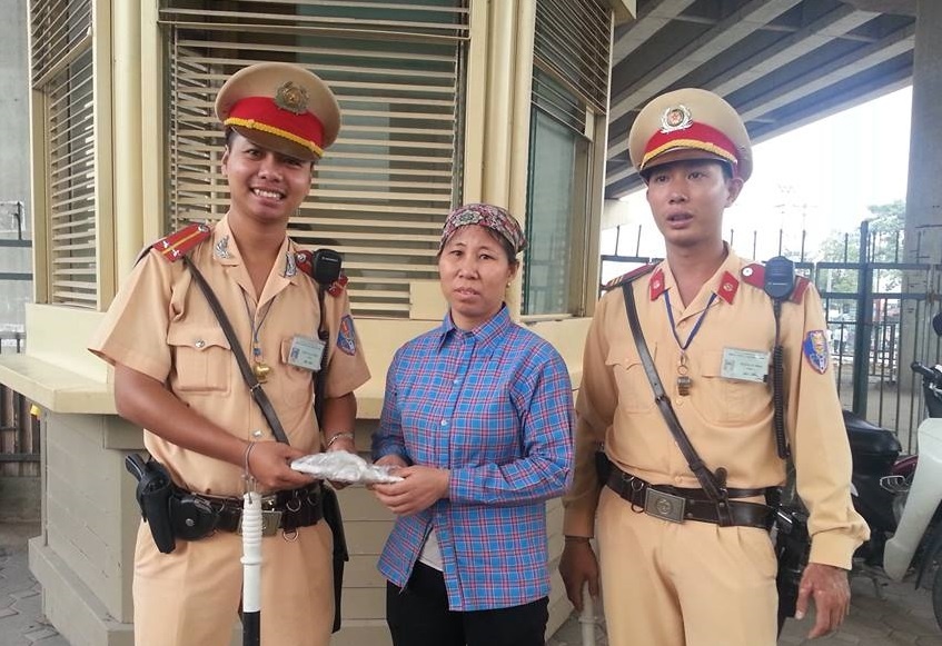 Phu nu buon dong nat bat ngo nhan lai 10 trieu bi roi hinh anh