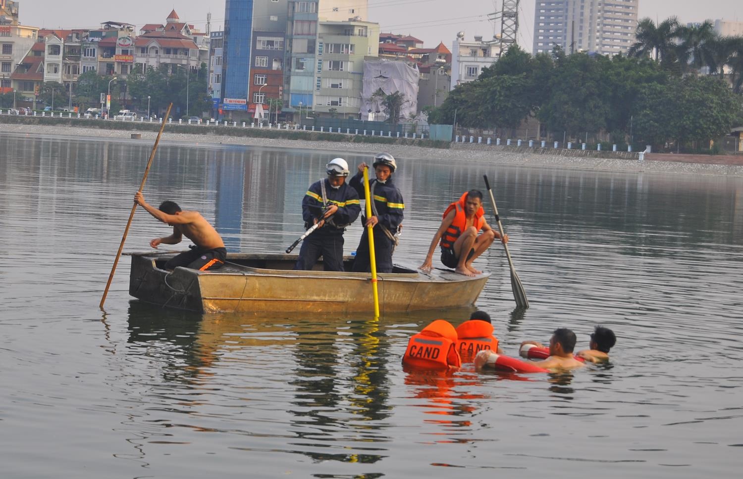 Xac nguoi duoi nuoc tu noi sau nhieu gio tim kiem bat thanh hinh anh