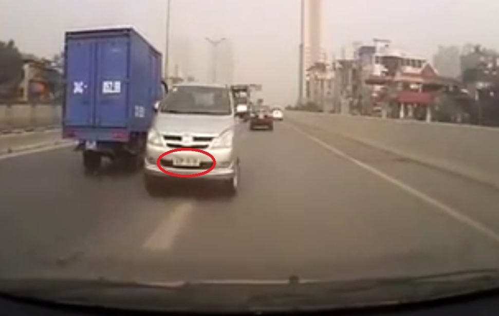 O to di nguoc chieu nguy hiem o duong tren cao hinh anh