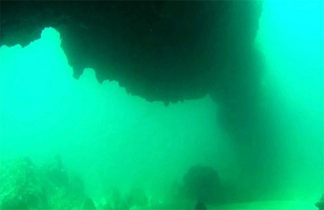 Vòm đá hình cầu vồng giống hệt di tích Cổng Tò Vò trên cạn được các thợ lặn tìm thấy sát bờ biển đảo Bé, Lý Sơn cũng được các chuyên gia nhận định là do nham thạch của núi lửa phun trào tạo nên.