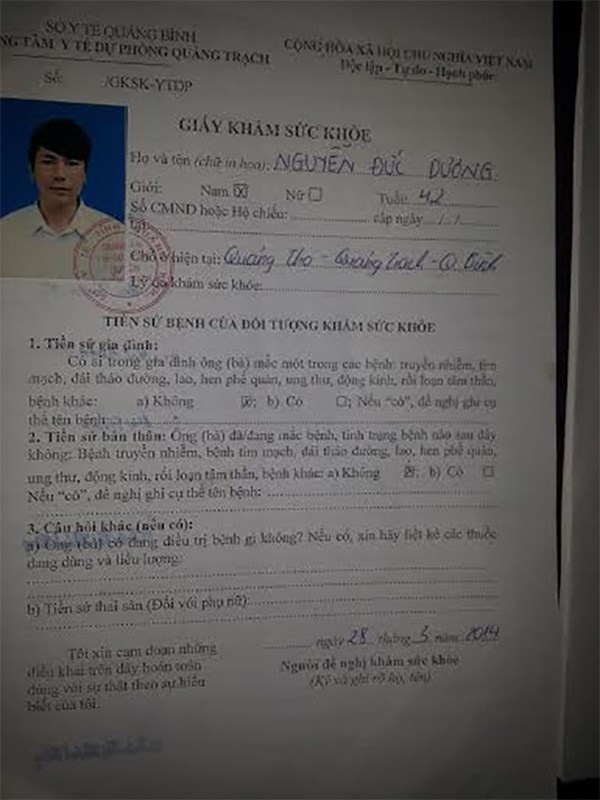 Giấy chứng tử (ảnh trên) và giấy khám sức khỏe của anh Nguyễn Đức Dương do Trung tâm Y tế dự phòng huyện Quảng Trạch cấp.