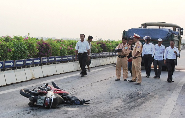Khong ve duoc den nha vi bi xe tai dam sau lung hinh anh