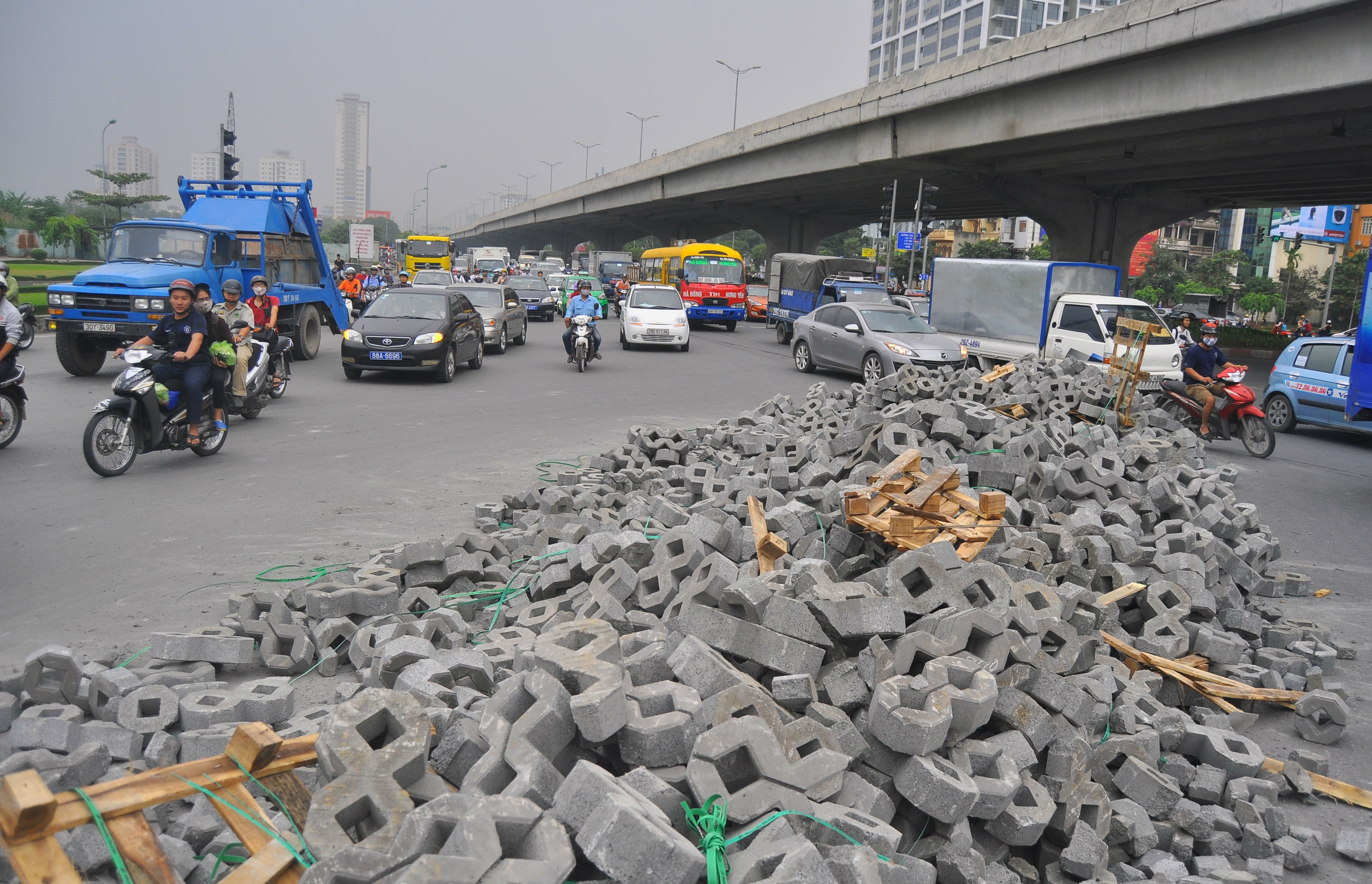 Xe dau keo cua au, hang tan vat lieu do tran long duong hinh anh