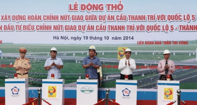 Ông Đinh La Thăng, bộ trưởng Bộ GTVT, cùng lãnh đạo các đơn vị phát lệnh động thổ xây dựng hoàn thiện nút giao cầu Thanh Trì với QL 5.