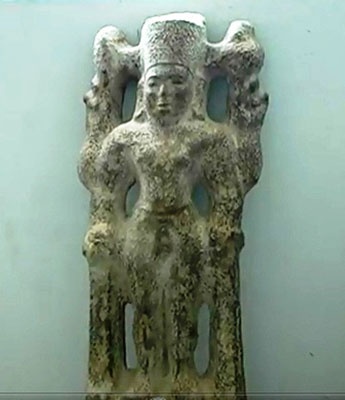 Pho tượng được người dân tìm thấy trong vườn khi đang đào chuối.