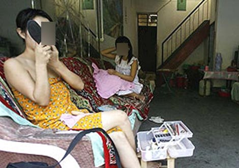 Có cô được người tình già mua cho cả căn nhà.