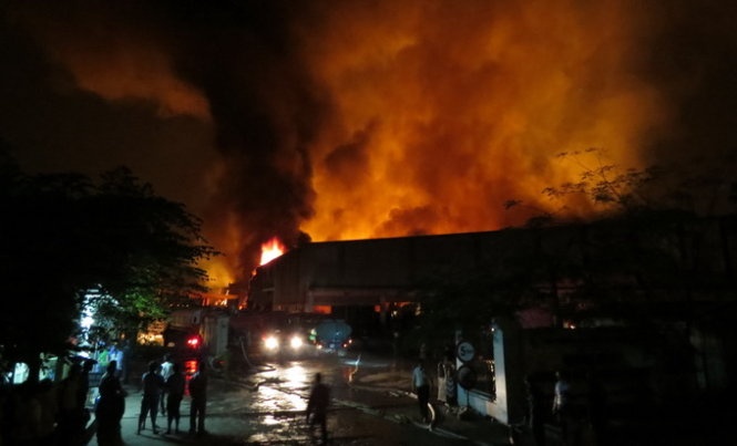 Hiện trường vụ hỏa hoạn tại Khu công nghiệp Quang Minh đêm 19/10. (Ảnh: M.Quang)