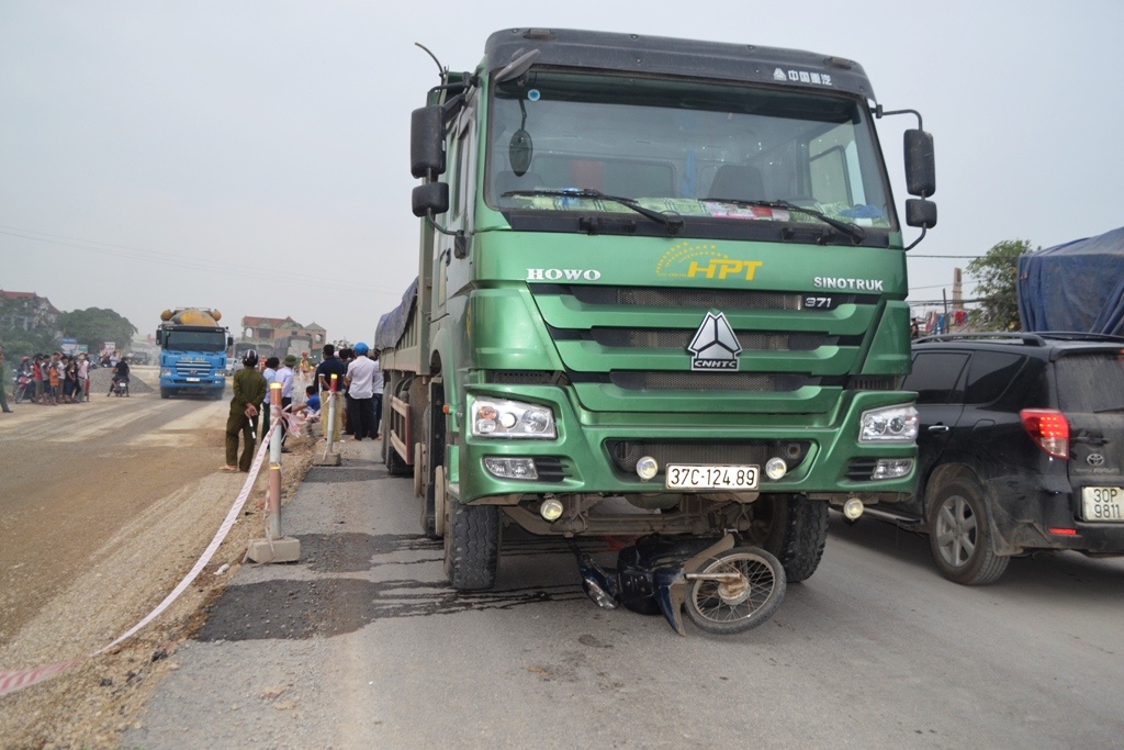 3 nguoi mot nha tu vong duoi banh xe tai hinh anh