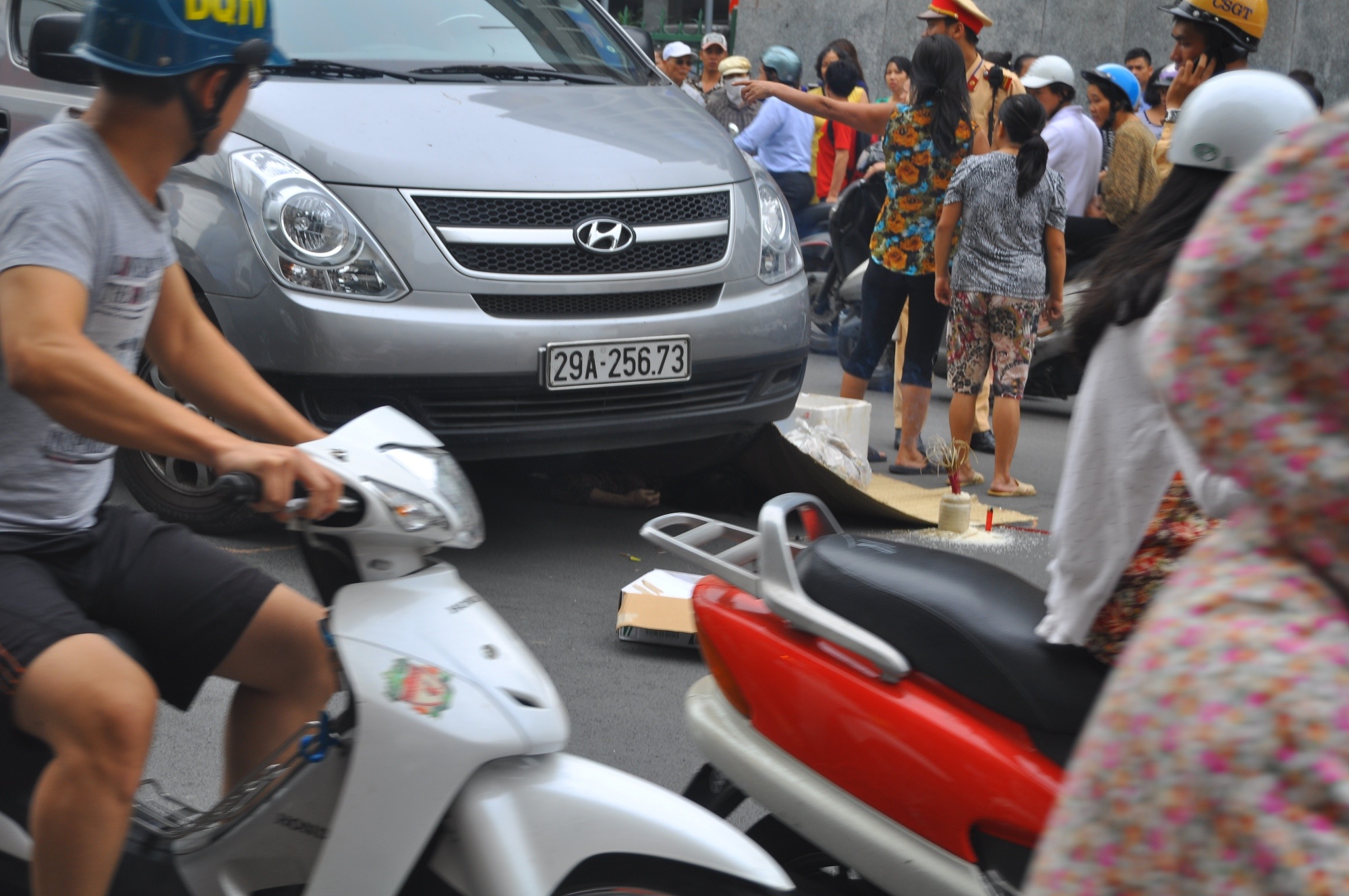 Thi the nu giup viec mac ket duoi gam xe 7 cho hinh anh