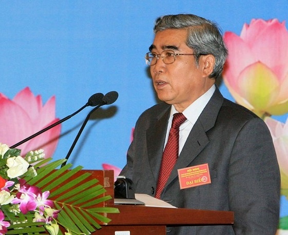 Huy phong tang danh hieu anh hung voi ong Ho Xuan Man hinh anh