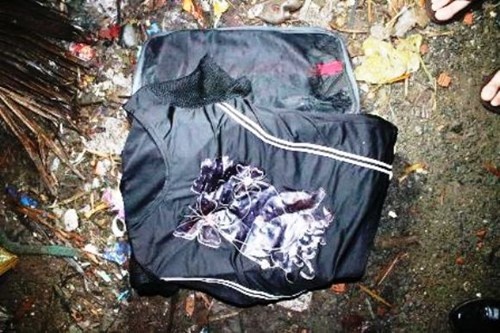 Thi the be trai so sinh trong vali bi nem o thung rac hinh anh