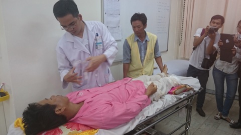 Tai nạn đã cướp đi một phần chân phải của ông bố bất hạnh. 