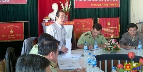 Giam doc So Cong Thuong Gia Lai dung bang gia hinh anh