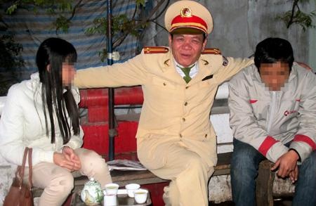 Hanh dong nghia hiep cua canh sat 'cong dan uu tu' hinh anh