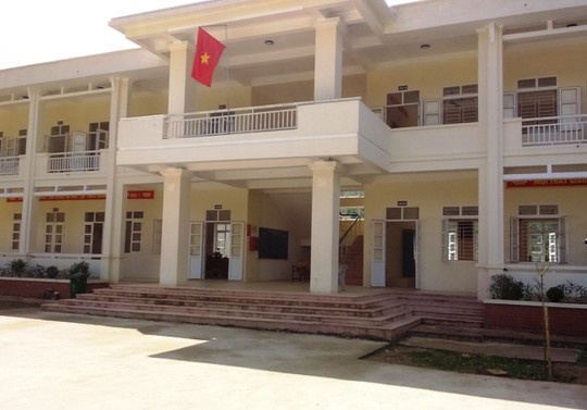 Thay giao uong ruou say dat tay vao nguc nu sinh lop 6 hinh anh