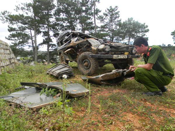 Xe lao xuong vuc, 4 nguoi thiet mang hinh anh