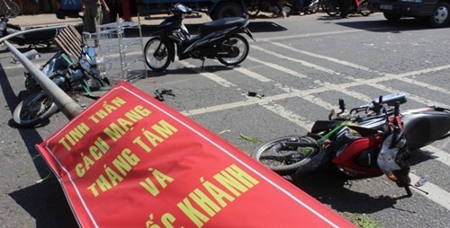 Tru dien nga hi huu, 3 nguoi chan thuong nang hinh anh