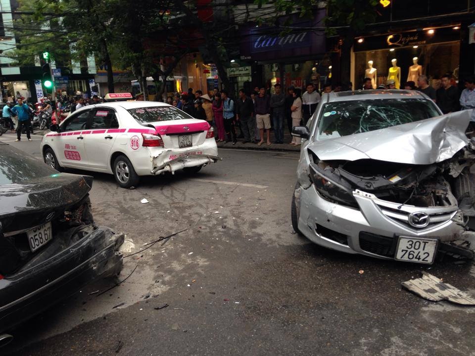 Xe 'dien' dam lien hoan tren pho, mot nguoi tu vong hinh anh