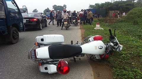 Thieu uy CSGT tu vong khi di giai quyet vu tai nan hinh anh