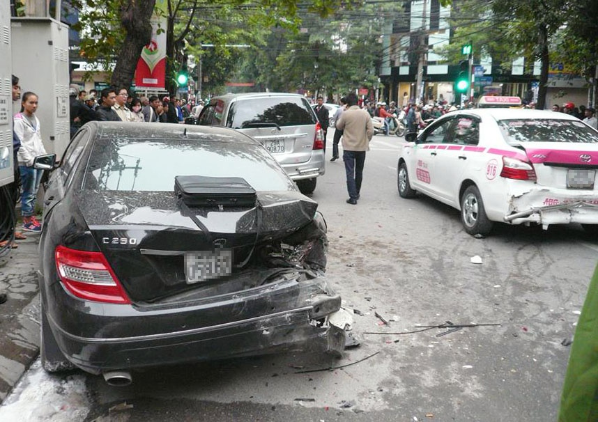 Chiếc Mercedes màu đen bị húc mạnh từ phía sau khiến chiếc xe này đâm liên tiếp vào hai ô tô phía trước đèn đỏ. Ảnh: Tăng Việt Hoàng/otofun.