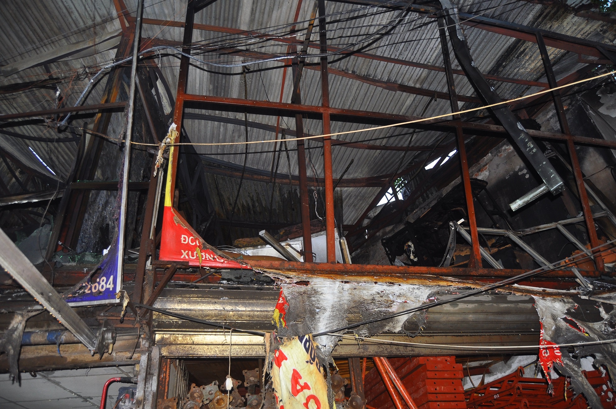 Chay rui cua hang khung nhom thep hinh anh