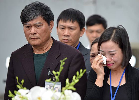 Hanh trinh can nuoc mat dua con ve que sau vu roi MH17 hinh anh