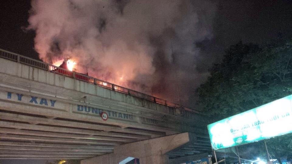 Xe khach cho hoc sinh boc chay du doi o duong tren cao hinh anh