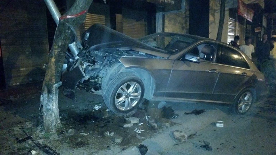 Mercedes toac dau sau cu huc do cot den hinh anh