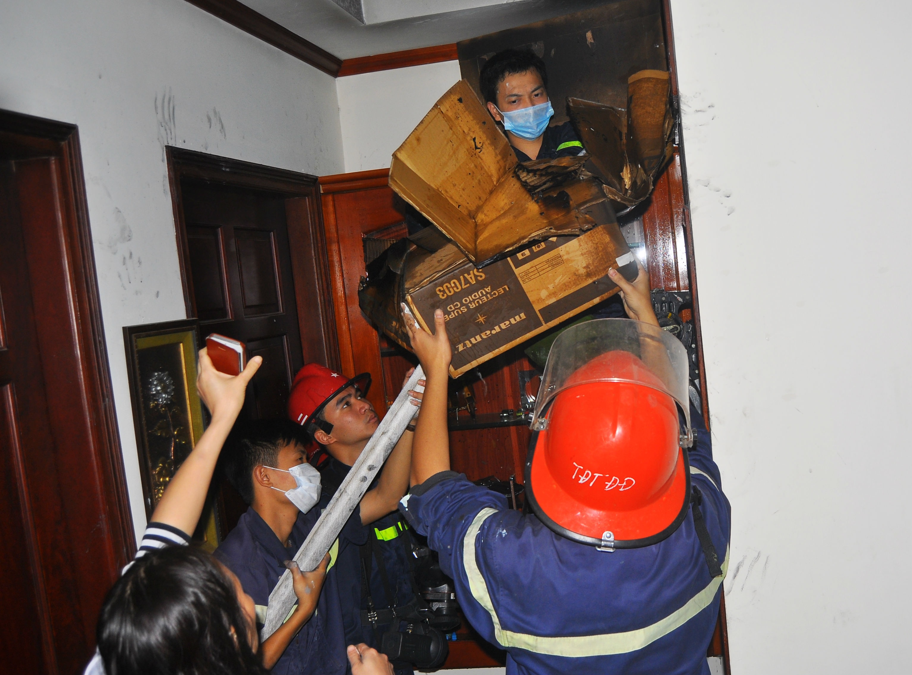 Chay can ho tang 6, hang chuc nguoi hoang loan hinh anh