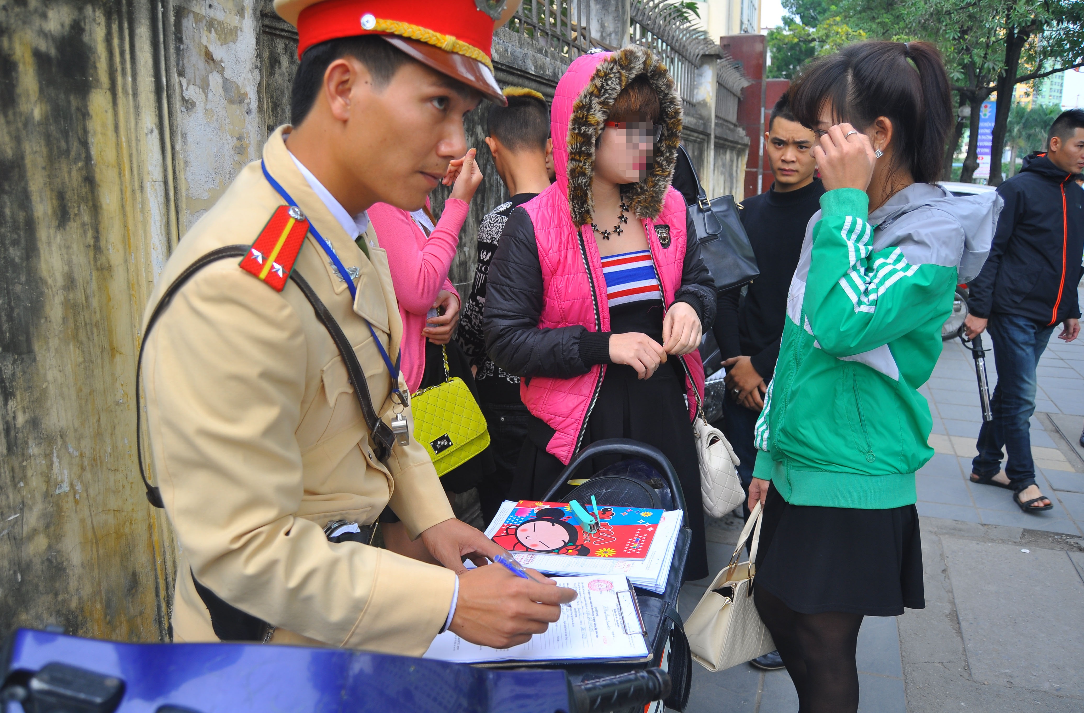 Chan dai karaoke 16 tuoi che mat khi bi canh sat xu phat hinh anh