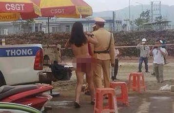 Co gai lot vay truoc mat CSGT hinh anh