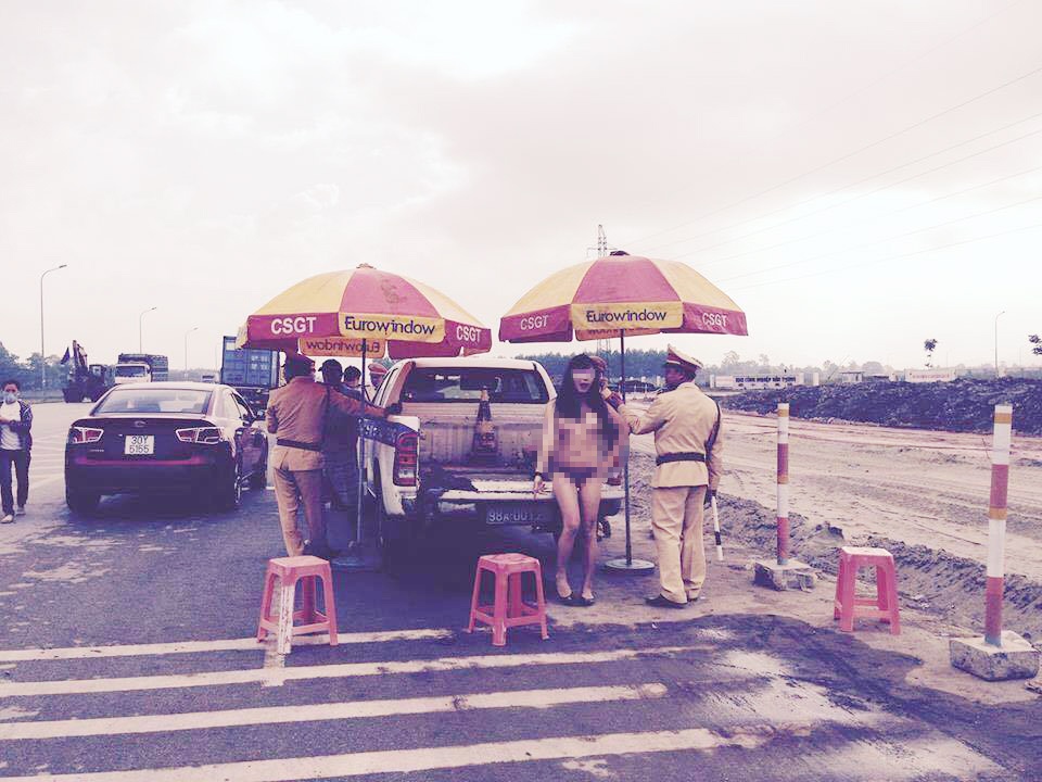 Cô gái lột váy sau khi bị lực lượng CSGT dừng ô tô là người chuyển giới. Ảnh: otofun.