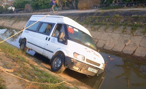 Xe 16 cho cho nguoi di an cuoi ve lao xuong song trong dem hinh anh