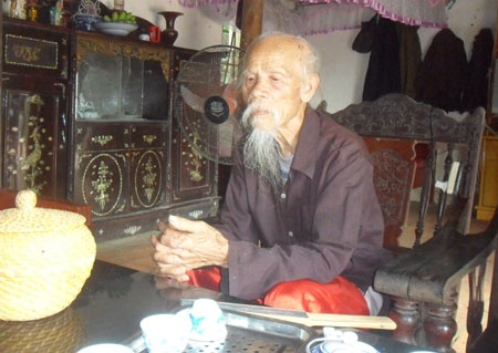 Cụ Nguyễn Văn Nghê - người dịch bài thơ và nắm giữ tư liệu về ngôi mộ.