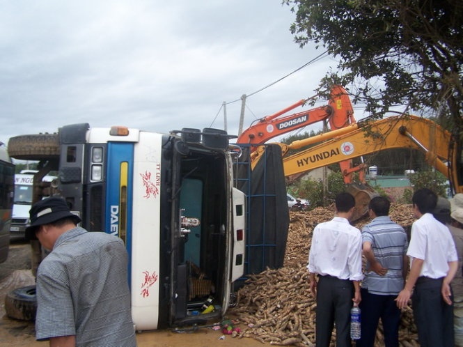 Tiếp đó vào khoảng 8g sáng, một ôtô tải chở mì (sắn) do lái xe Nguyễn Viết Tuấn (34 tuổi, ở Phú Yên) chạy hướng Tp Kon Tum đi huyện Đắk Hà (tỉnh Kon Tum)  cũng tiếp tục bị lật ngay đoạn đường trên khiến toàn bộ số mì rơi xuống đường.  Rất may trong hai vụ lật xe nói trên không ai bị thương.