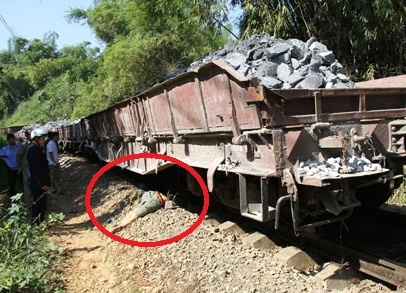 Ngu gat tren duong ray, mot nguoi bi tau can tu vong hinh anh