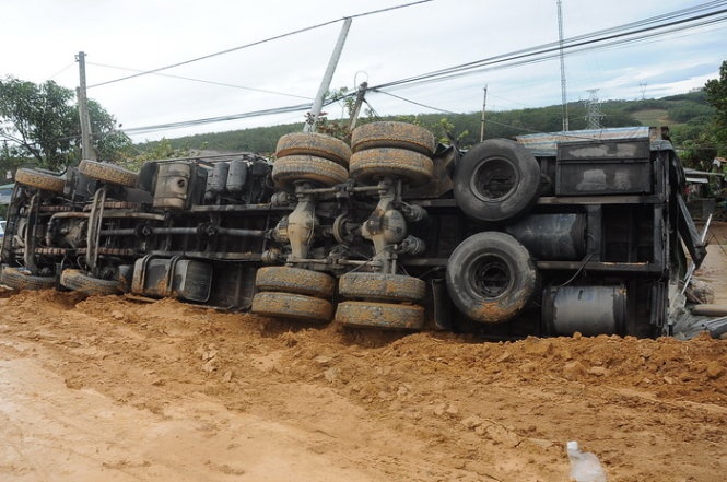 Trước đó, từ tối 29/11, do ảnh hưởng của bão số 4 nên trên địa bàn Kon Tum có mưa lớn khiến mặt đường trở nên lầy lội, trơn trợt, khi lái xe bất cẩn là sẽ bị lật xe.  Mặt đường trơn trượt cũng đã khiến hàng chục người lưu thông bằng xe máy cũng bị lật tương tự.