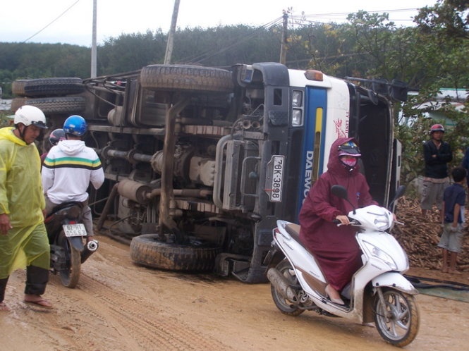 Duong tron, lat xe lien tiep tren duong Ho Chi Minh hinh anh