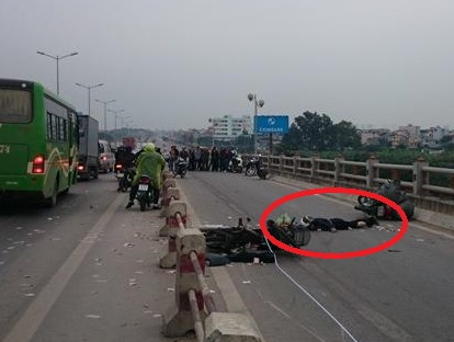 Tu vong sau khi bi keo le gan 20 m tren cau Thanh Tri hinh anh