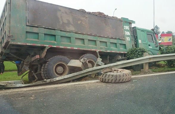 Xe 'ho vo' vang banh tren dai lo Thang Long hinh anh