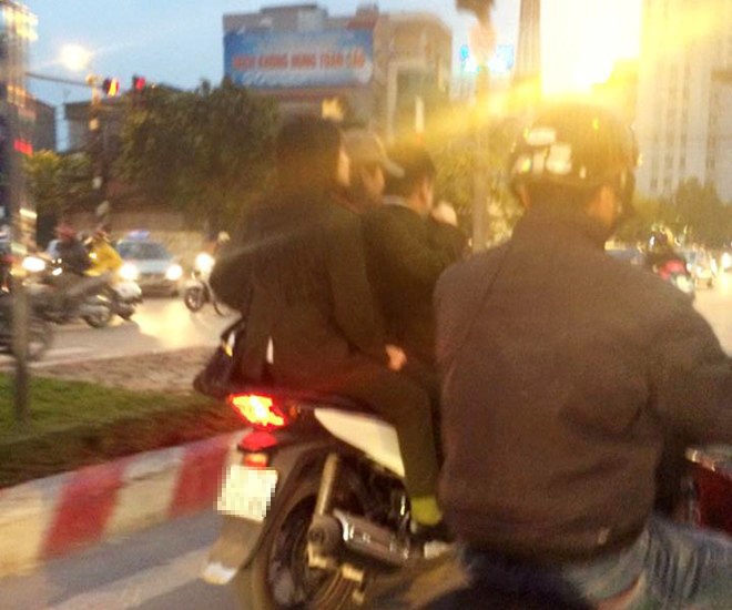 Hành động này không chỉ gây nguy hiểm cho người điều khiển mà còn gây ra sự phản cảm cho những người tham gia giao thông khác. Ảnh:  Dư Thành/oftofun.