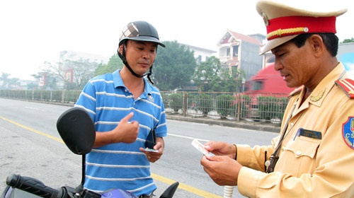 'Chung chi' cho CSGT se bi thong bao ve dia phuong hinh anh