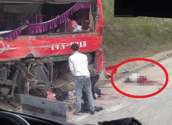 Xe khach dau dau xe container, 6 nguoi tu vong hinh anh