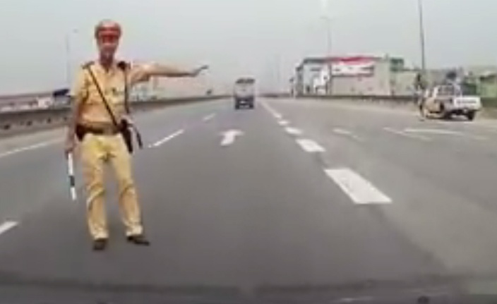 CSGT bi to dung khuc go bay oto o duong tren cao hinh anh