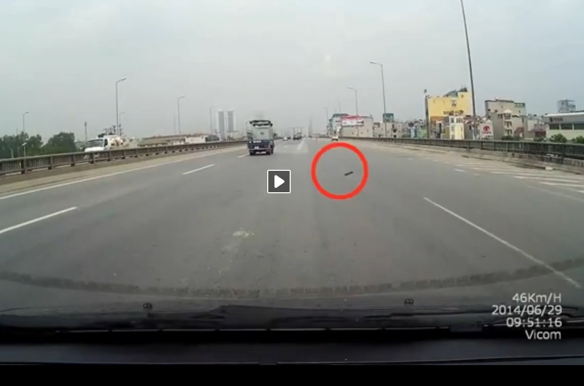 Khuc go 'quai ac' bay oto o duong tren cao hinh anh