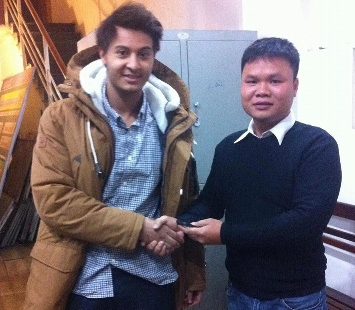 Cong an Ha Noi tra lai iPhone cho du khach Ha Lan hinh anh